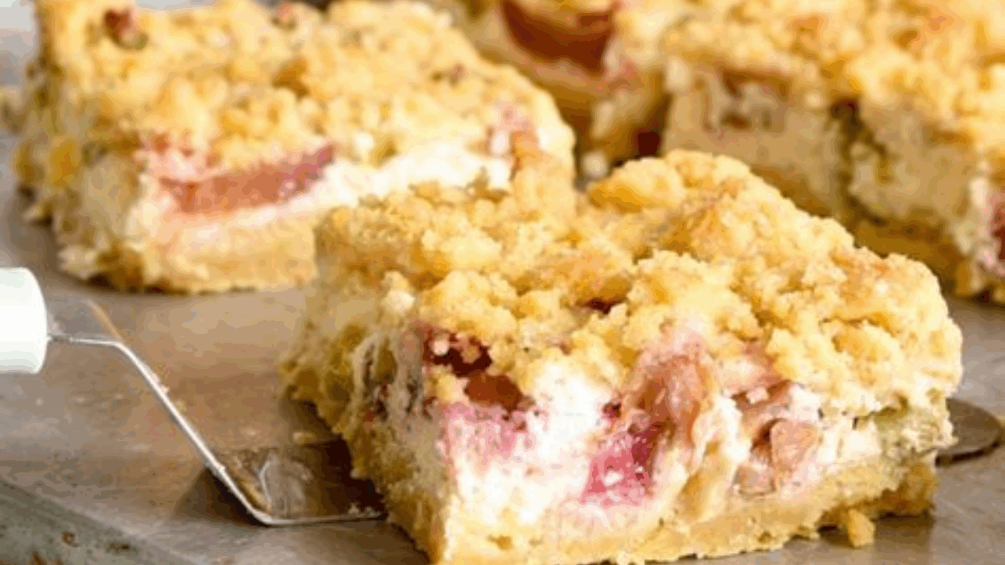 Rhabarber-Quarkkuchen mit Streuseln – Fruchtig, cremig &amp; knusprig ...